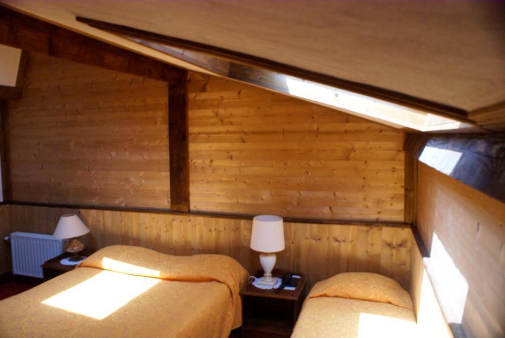 Le Relais De L'Abbaye Hotel Турню Екстериор снимка