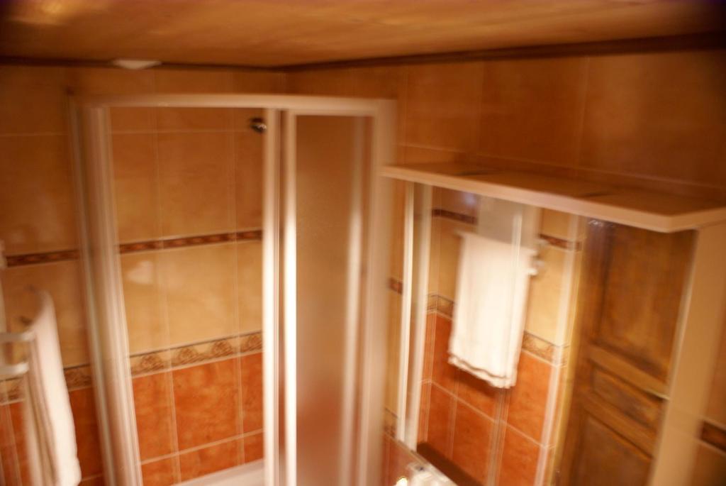 Le Relais De L'Abbaye Hotel Турню Екстериор снимка
